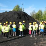 Grupa dzieci przed hałdą węgla